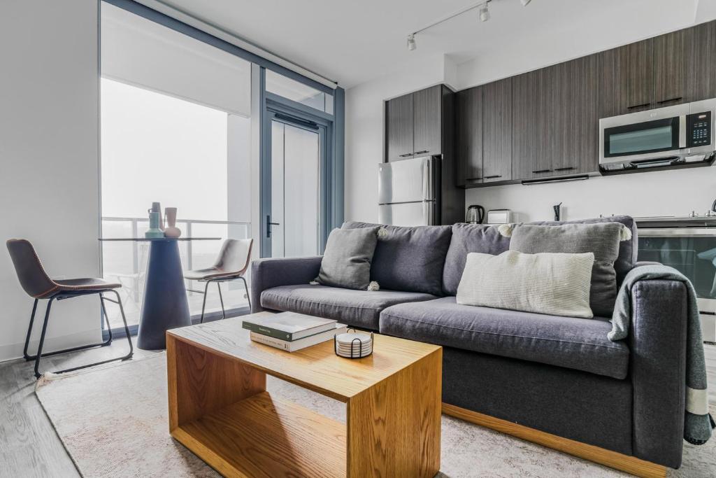 Blueground Downtown pool AC nr Capitol ATX-289, Austin