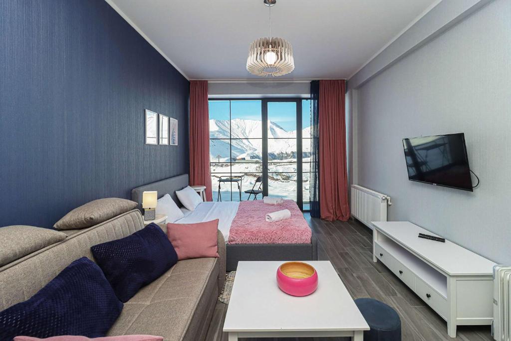 Stylish Ski in Out Apartment w Amazing views, Gudauri