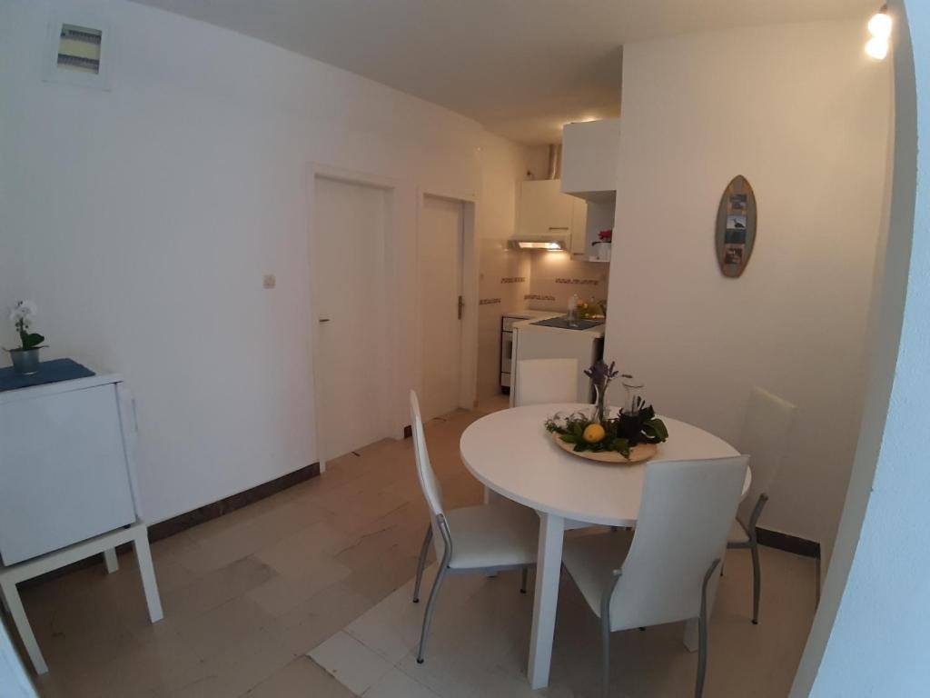Apartment in Jelsa with terrace, air conditioning, Wi-Fi 4440-2, Jelsa