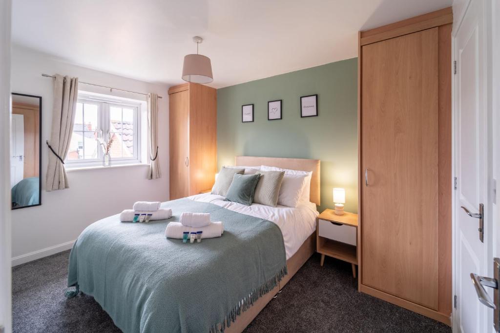 Stylish 3-bed Gloucester house with Free Driveway Parking for 2 cars, Gloucester