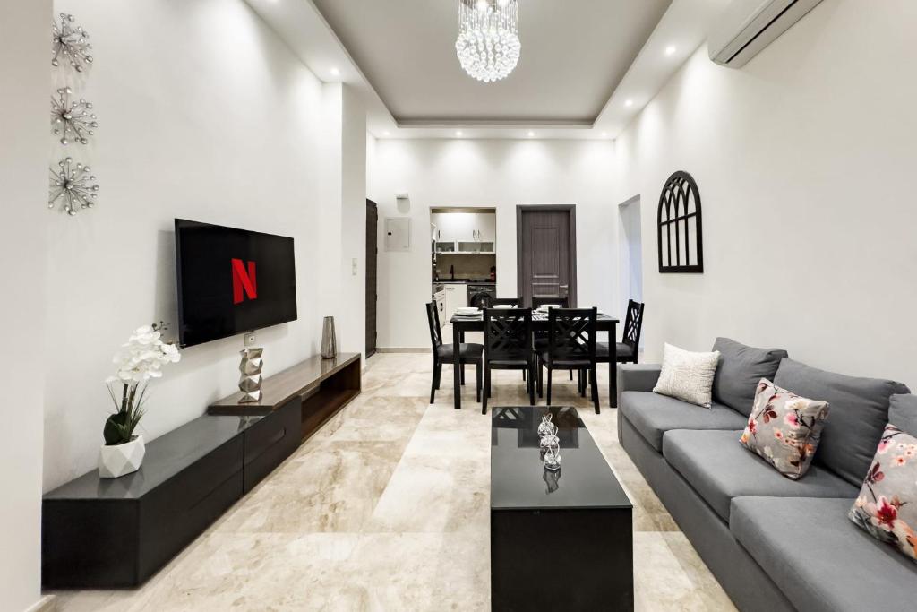 Trendy & Tidy 2BDR Apt 5 min To CAI Airport, Káhira