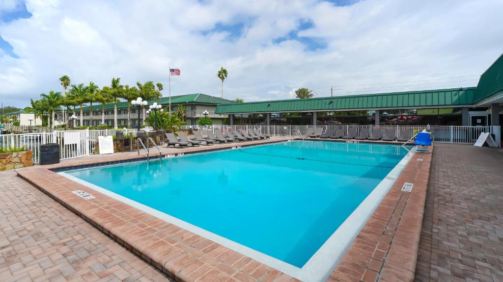 All-New, Heated Pool, Tiki Bar & Grill, Great Wifi, Sarasota