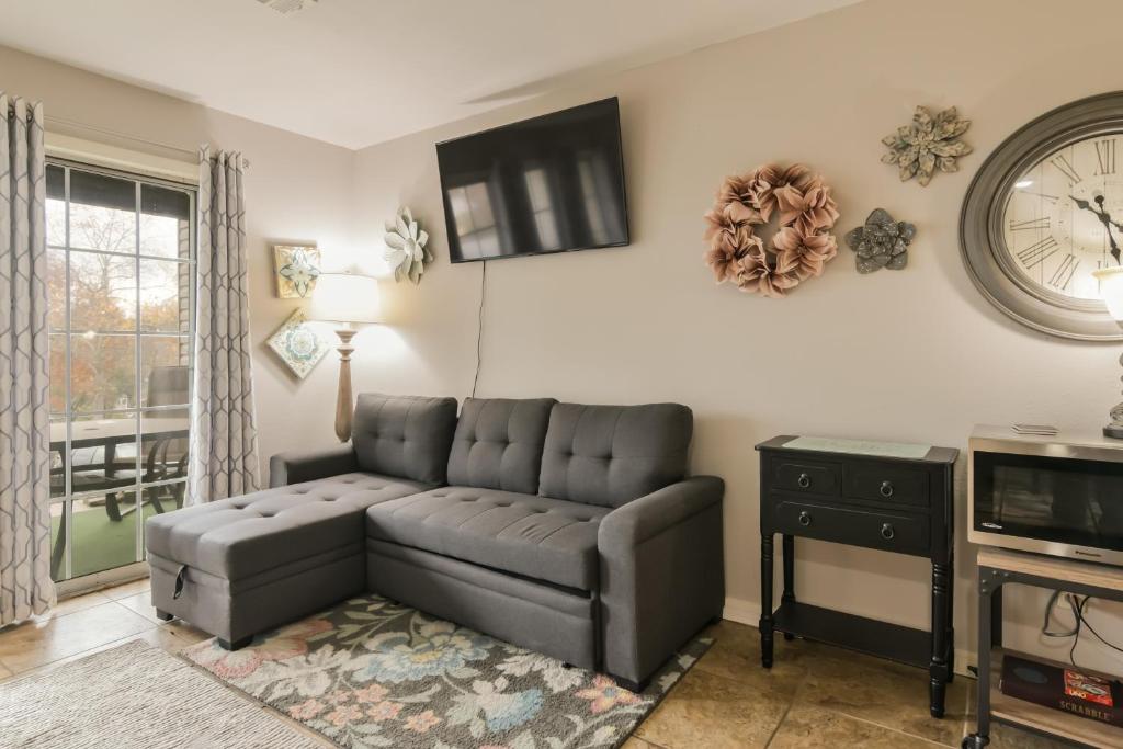 Serene Escape in the Heart of Fall Creek, Branson