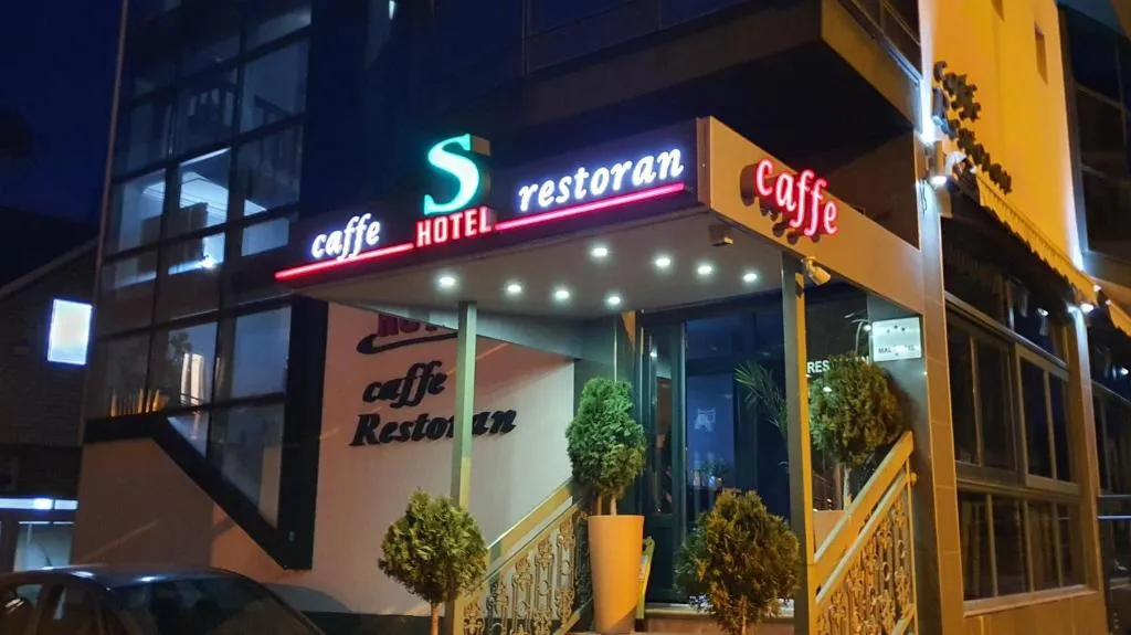 S酒店，位于贝拉内的酒店