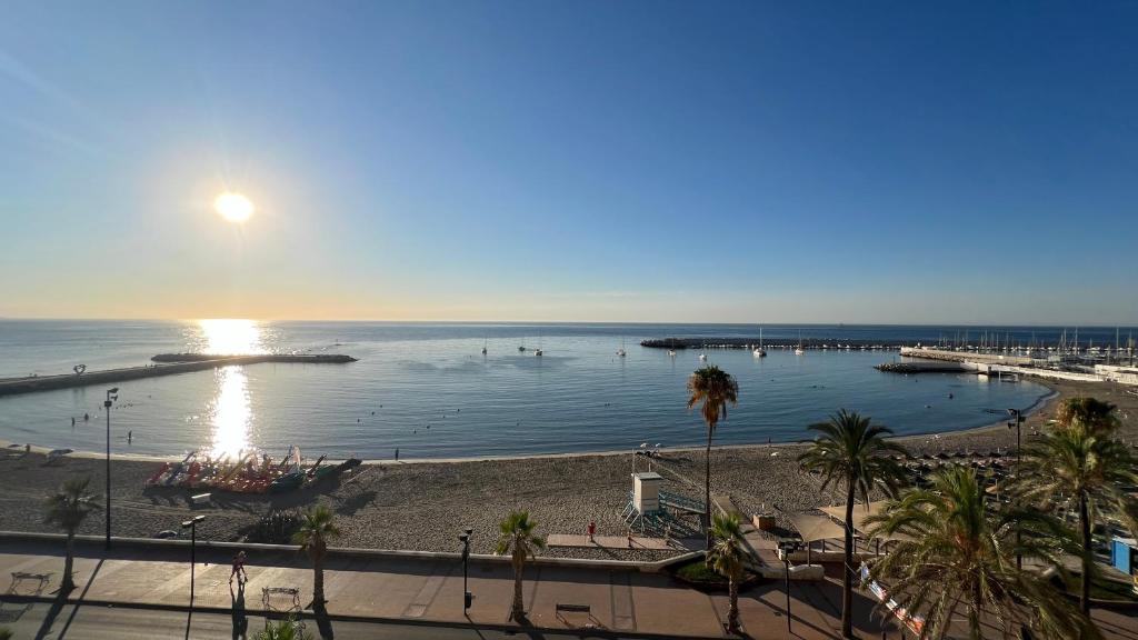 Amazing Beachfront Views - 3 Bedrooms Apartment - 4