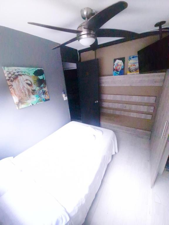 Master Suite# 301B ICON Lleras Park, Медельин