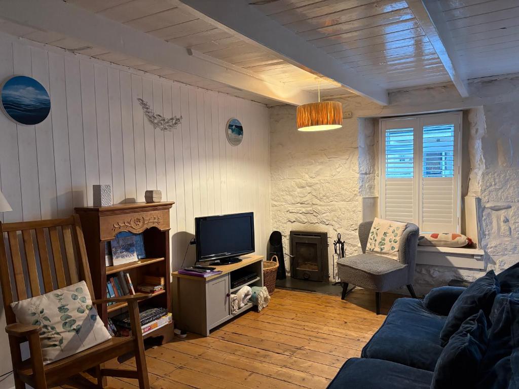 Newlyn Harbour Cottage - pet-friendly whole-cottage holiday let near Penzance