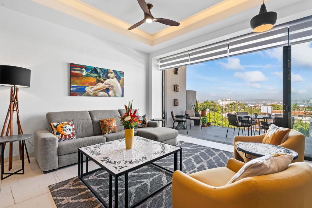 2B Modern Romantica Luxury Condo - 1