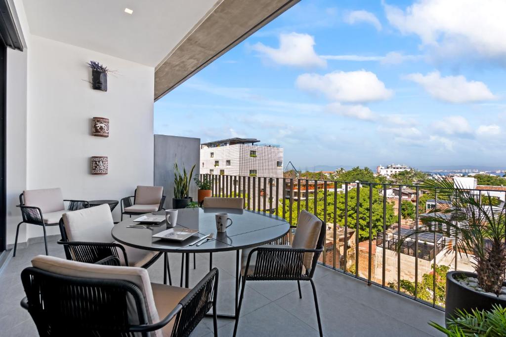2B Modern Romantica Luxury Condo - 5