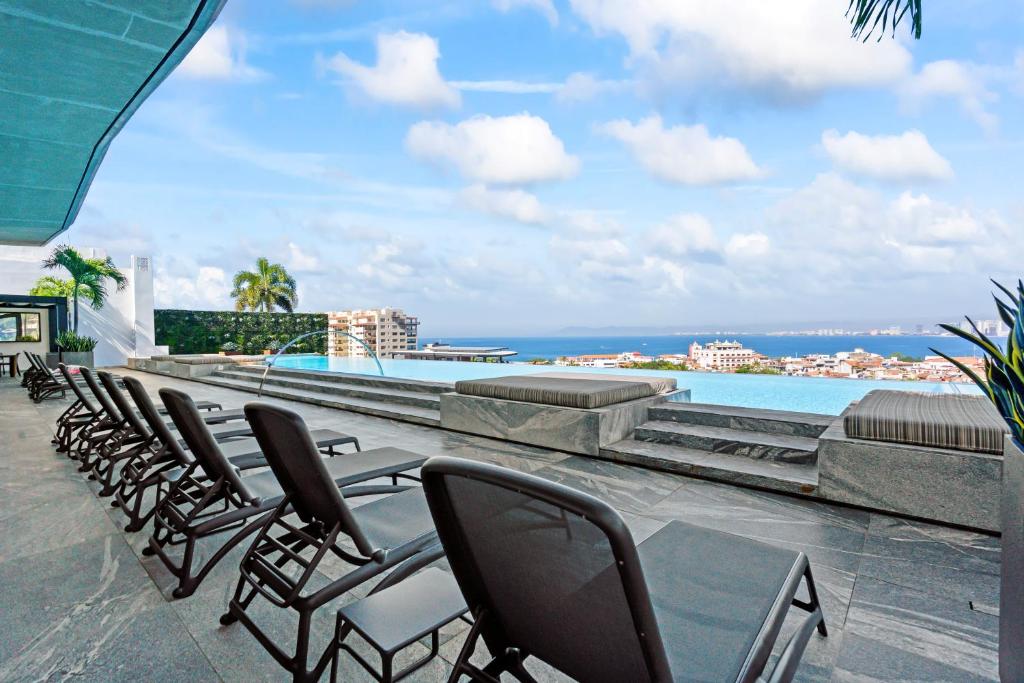 2B Modern Romantica Luxury Condo - 4