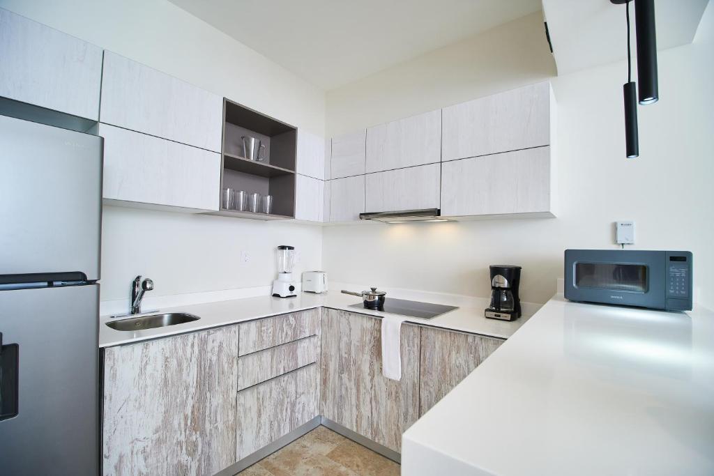Luxury 2 Story Penthouse with Private Pool, Gym & Rooftop - 5