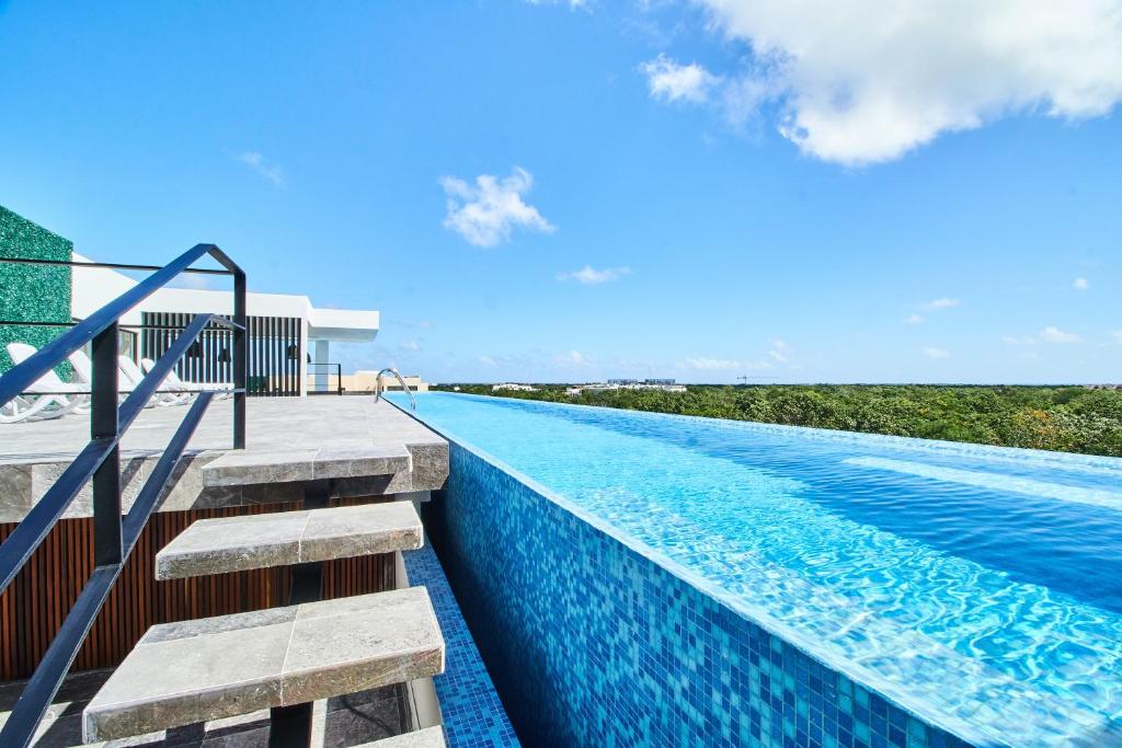 Luxury 2 Story Penthouse with Private Pool, Gym & Rooftop - 2
