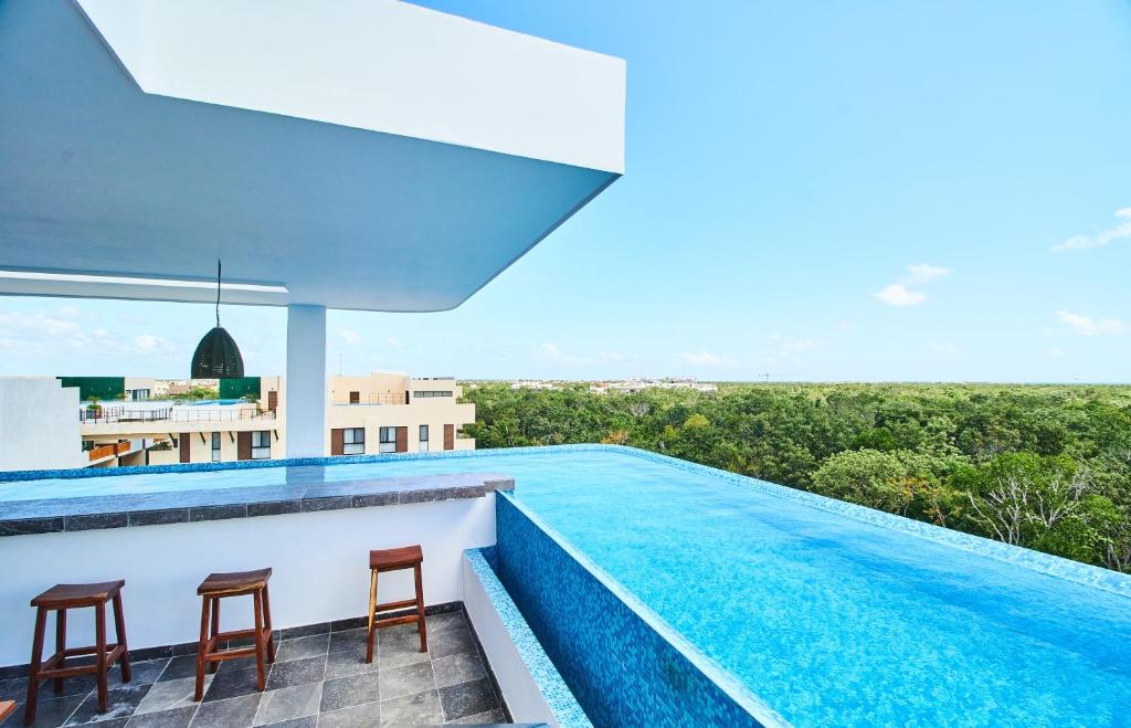 Luxury 2 Story Penthouse with Private Pool, Gym & Rooftop - 3