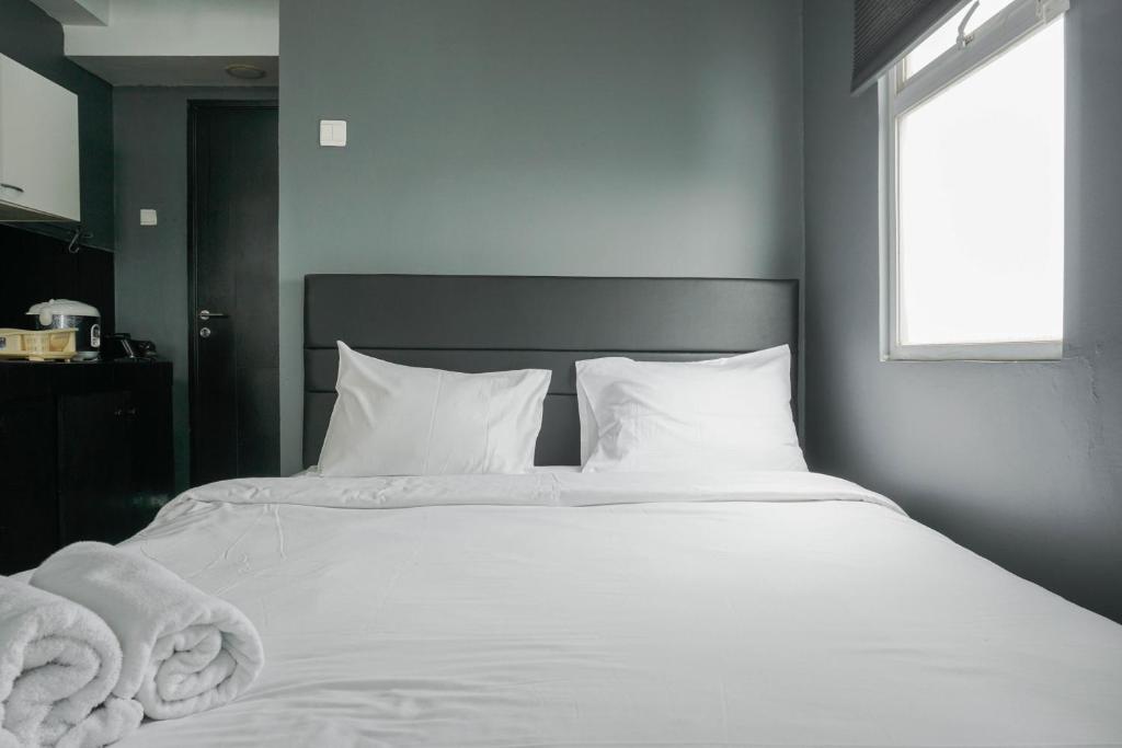 Nice and Warm Studio at Belmont Residence Puri Apartment By Travelio, Jakarta