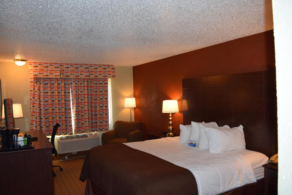 Baymont by Wyndham Midland Airport photo