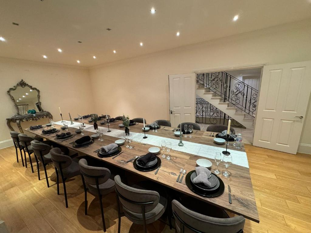 8BR Large Mansion Event Hall & Cinema Fast Wifi, Chigwell