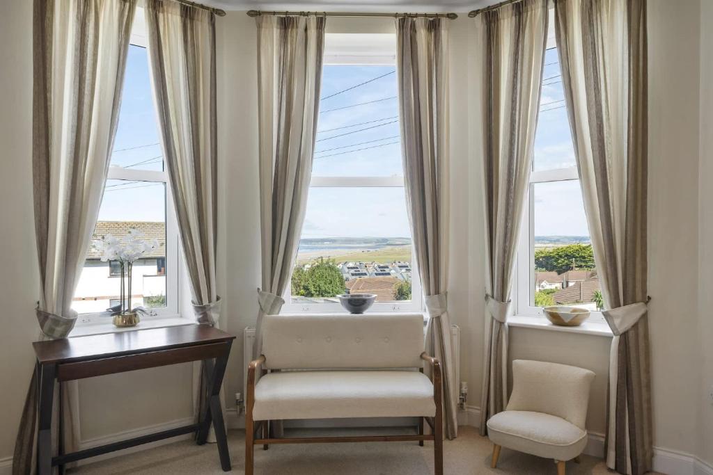 Modern Apartment Private Parking Walk to Beach, Westward Ho