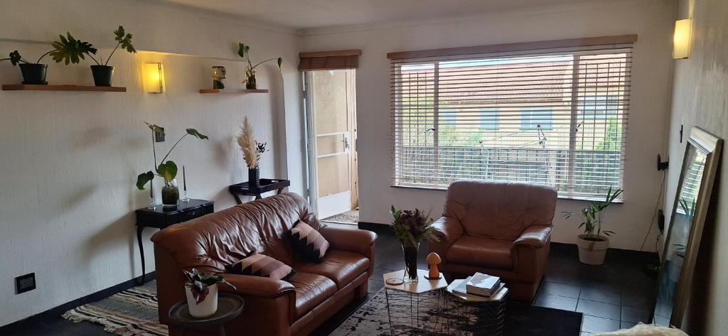 Chic & Cozy 2-Bedroom Retreat, Johannesburg