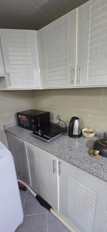 Kitchen, Olaando hostel in Abu Dhabi