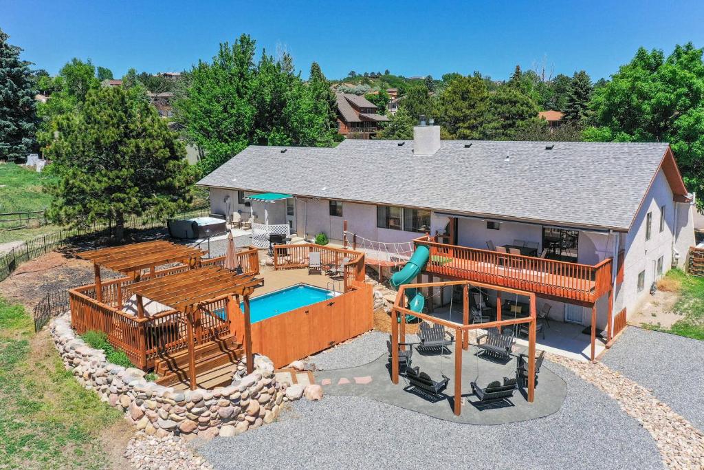 Evergreen Luxe - Hot Tub Gaming Haven Big Groups, Colorado Springs