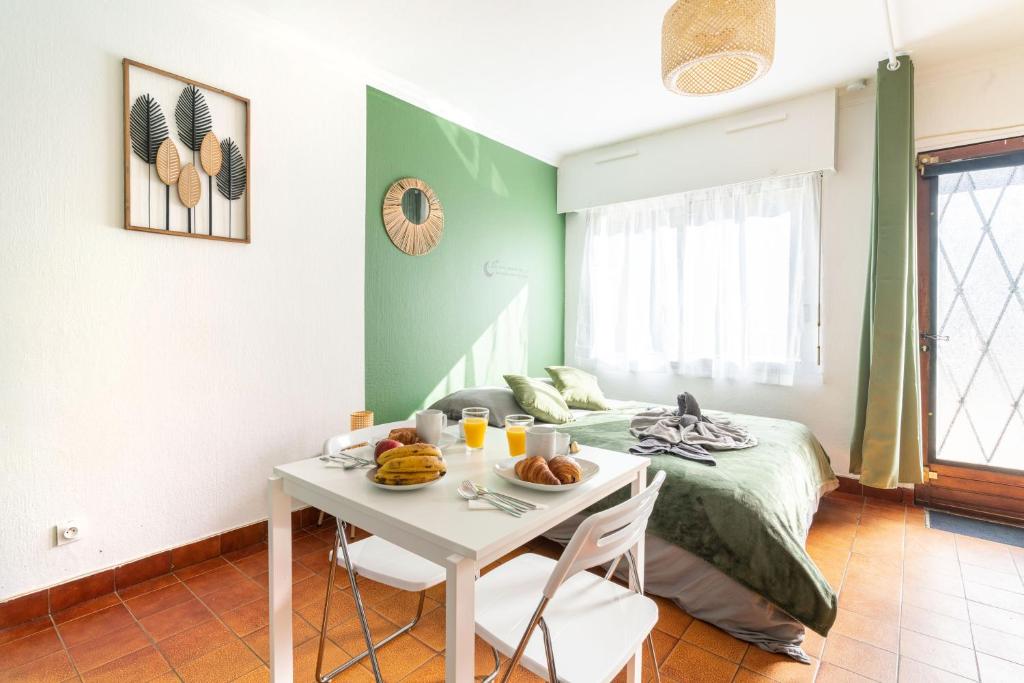 Charmant studio avec terrasse, Gare à 200m et parking gratuit, Saint-Cyr-lʼÉcole