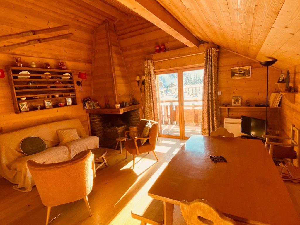 Charmant 3 pièces savoyard avec balcon, cheminée, proche commerces et remontées mécaniques - FR-1-459-18 - 1