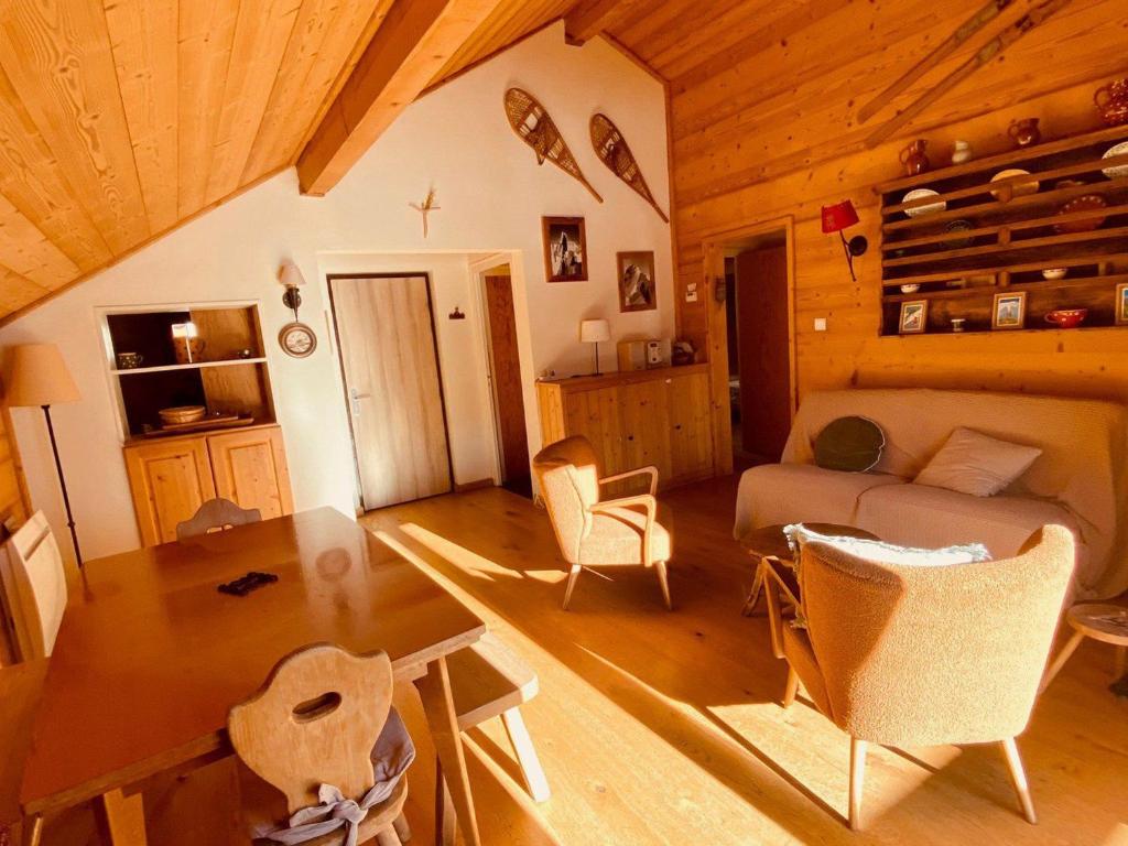 Charmant 3 pièces savoyard avec balcon, cheminée, proche commerces et remontées mécaniques - FR-1-459-18 - 5