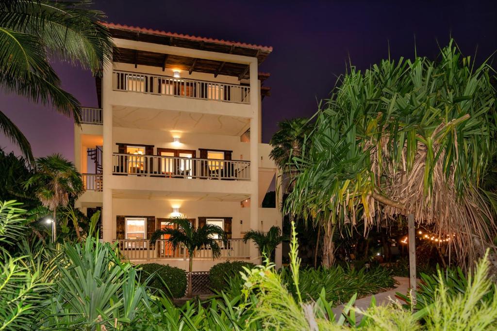 Residences at Barrier Reef 11B Partial Ocean View 2 BR by Stay Floreo, San Pedro