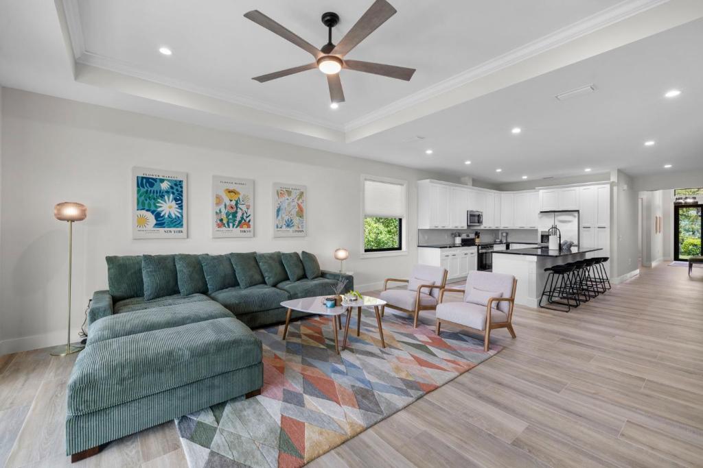 Naples Getaway by Beaches & Pickleball Courts, Naples