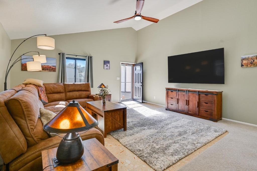 3 Mi to The Polar Express Williams Home with Grill!, Williams