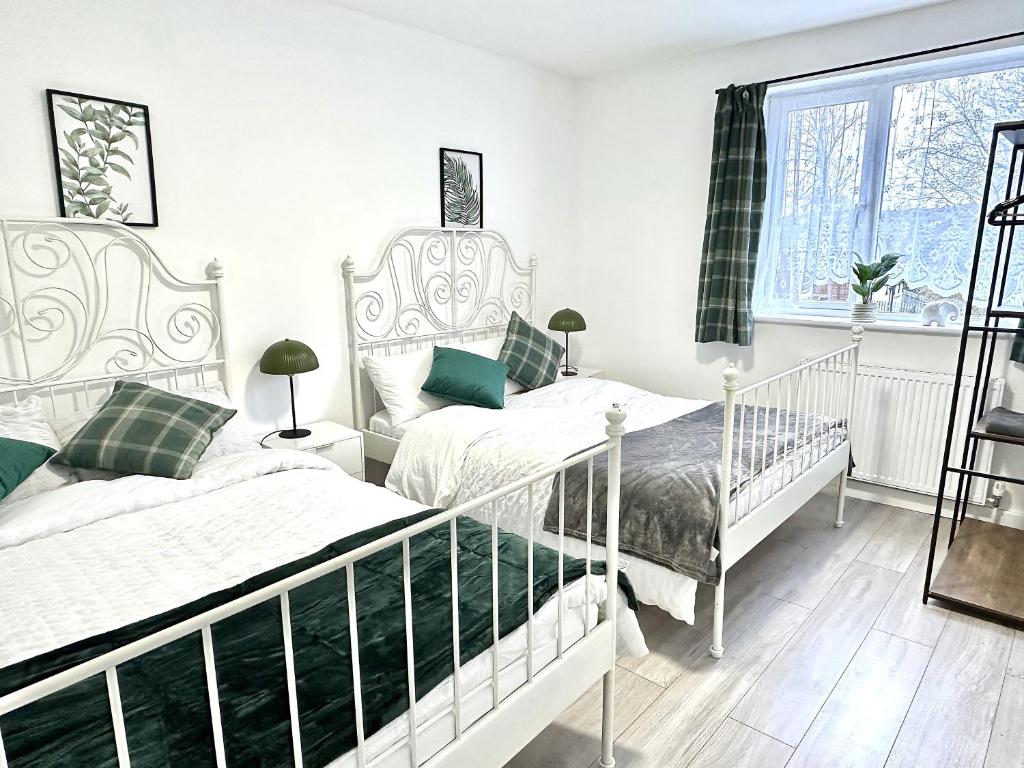 4B4B Entire House Sleeps 11 Driveway Parking near Coventry University and City Centre, Coventry