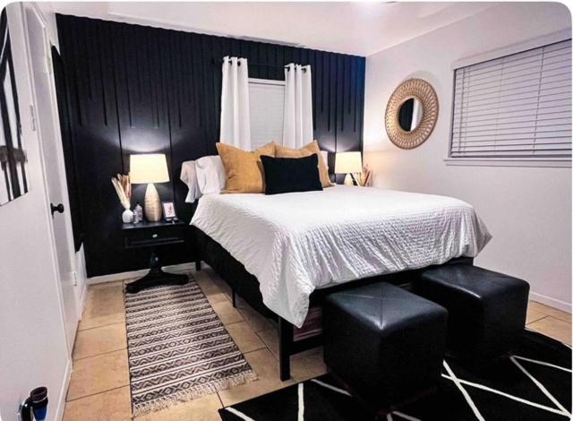 Pristine Montrose Walkable Apt Half Block to Menil Museum, Houston