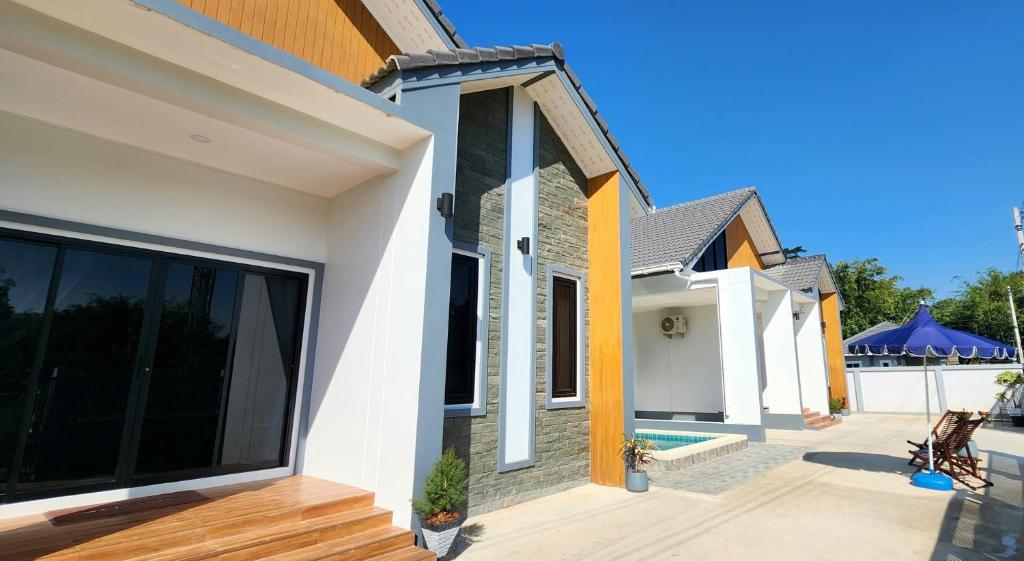 Sisters Real Escapes - Entire Villa, Mae Sot