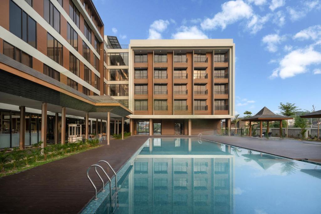 Myze Hotel Sumenep의 수영장