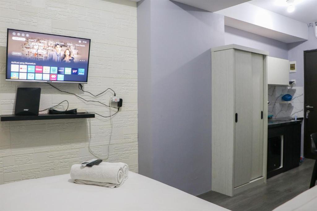 Comfy Studio Apartment at Grand Asia Afrika By Travelio