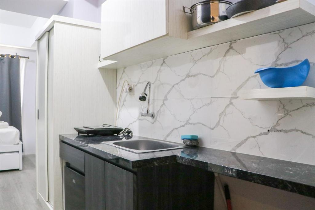 Comfy Studio Apartment at Grand Asia Afrika By Travelio