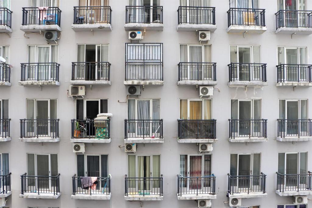 Comfy Studio Apartment at Grand Asia Afrika By Travelio