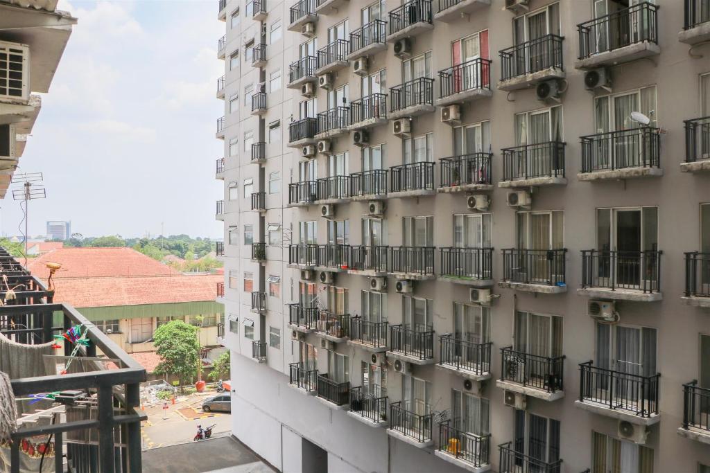 Comfy Studio Apartment at Grand Asia Afrika By Travelio