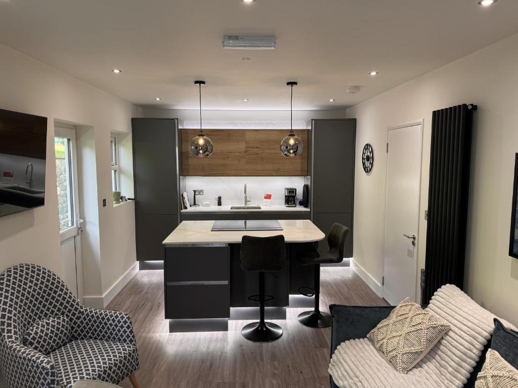 Field Apartment, Douglas