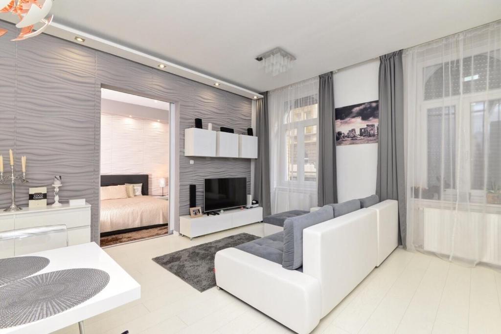 Grey City Comfort 2BR Apartment Near Keleti, Budapeszt