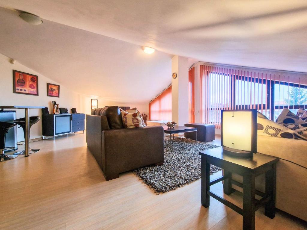 Glazne River View - 2BDR & 2BTHR Flat with a View by Flat Mаnager, Bansko