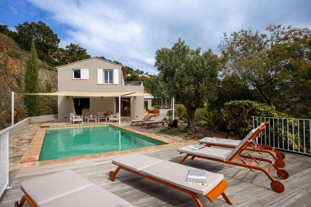 Villa Mimosa, climatisée avec Piscine et Vue Mer pour 10 personnes à La Londe-Les-Maures - 4
