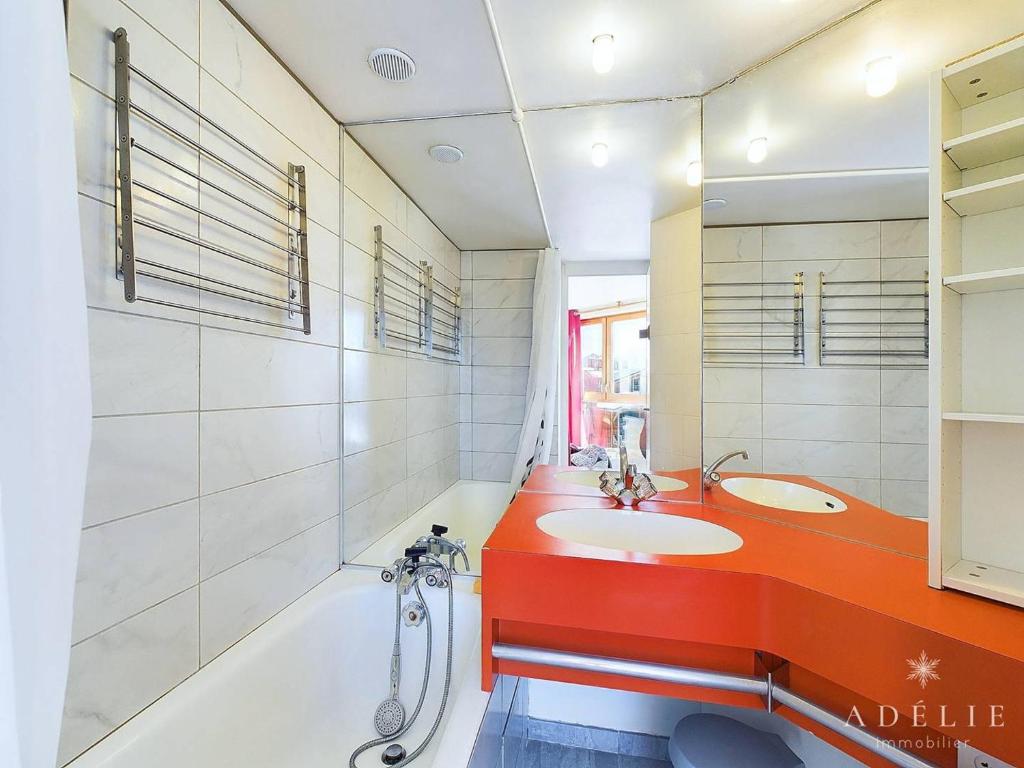 Charmant 2P avec Parking, Balcon, près des Pistes et Commerces à Montvalezan - FR-1-398-509 - 4