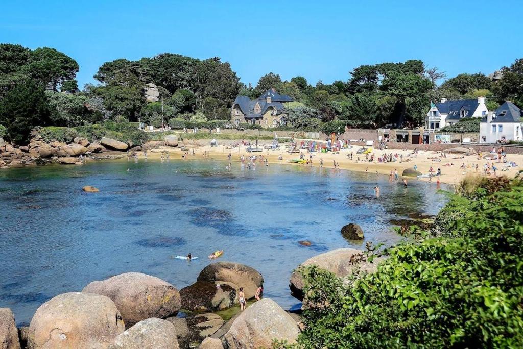Appartement avec terrasse à 100m plage St-Guirec à PLOUMANAC'H - Réf 896 - 1