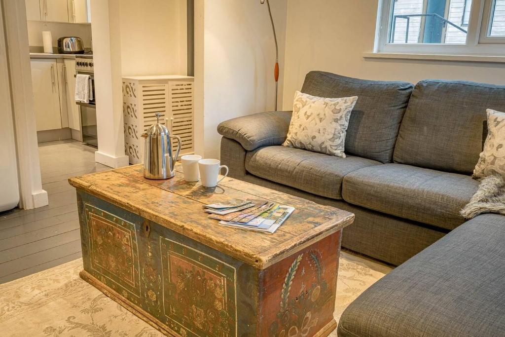 Pine Cabin Overlooking Bedgebury Forest, Goudhurst - pet-friendly stay