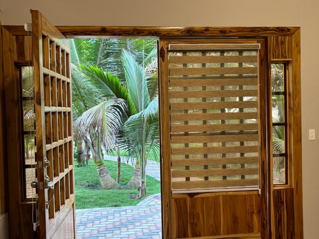 Sirena's Beach and Surf Club - 2