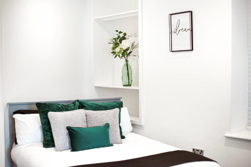 CHURCHILL SQUARE VIEWS - Modern Studio, Brighton and Hove