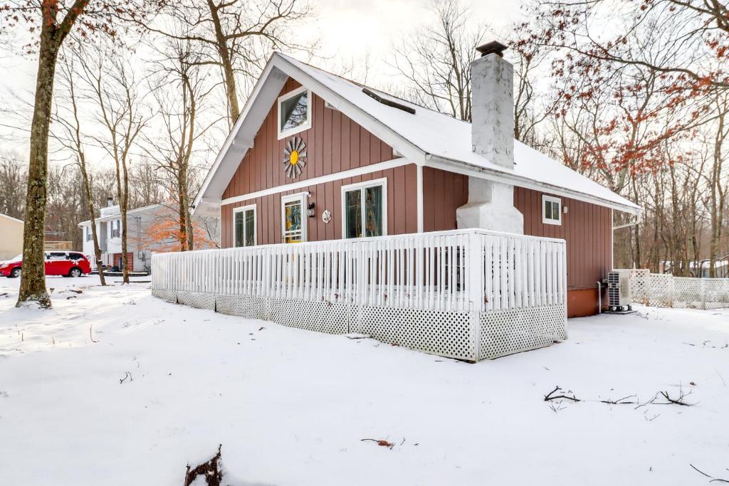 8 Mi to Big Boulder Mountain Cabin with Decks!, Albrightsville