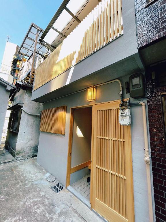 Tamatsukan 玉津館, Kansai Airport 關西空港 57 mins, Namba 6 mins, Nihonbashi 4 mins, Universal Studio 37 mins, Nara 30 mins, Walk JR Tsuruhashi 7 mins, Early Check In, Ósaka