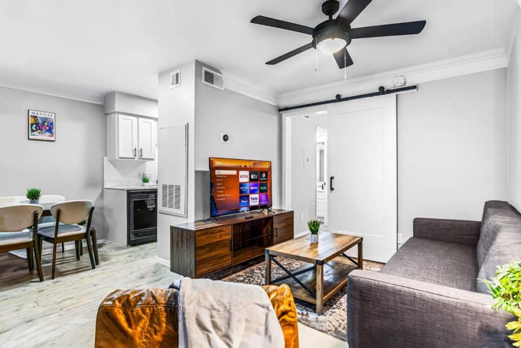 Elegant 1BR Haven - 10 Min to Downtown Austin, Austin